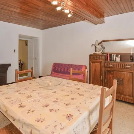 Apartment 2 Bedroom Cozy In Pietranera